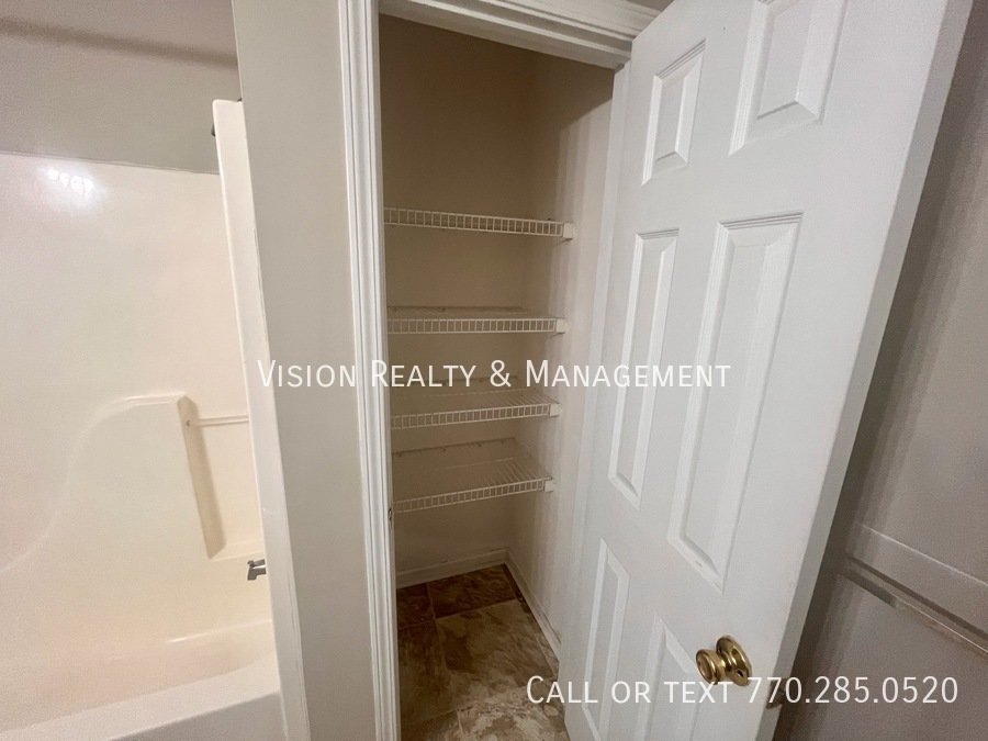 370 Lambert Overlook Circle property image