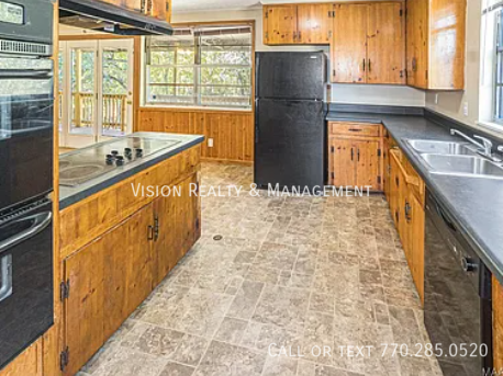 Flamingo Lane: where space, style, and comfort flock together. property image