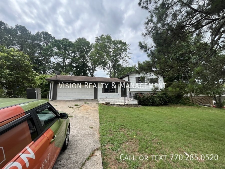 3Br/2Ba Carrollton Split-level property image