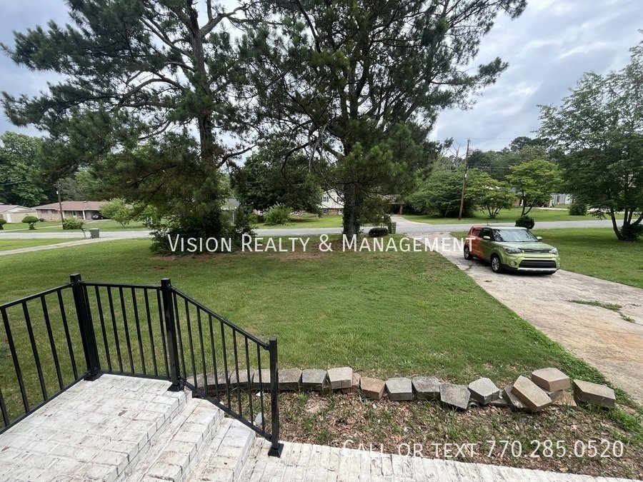 3Br/2Ba Carrollton Split-level property image