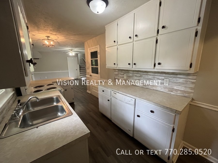 3Br/2Ba Carrollton Split-level property image