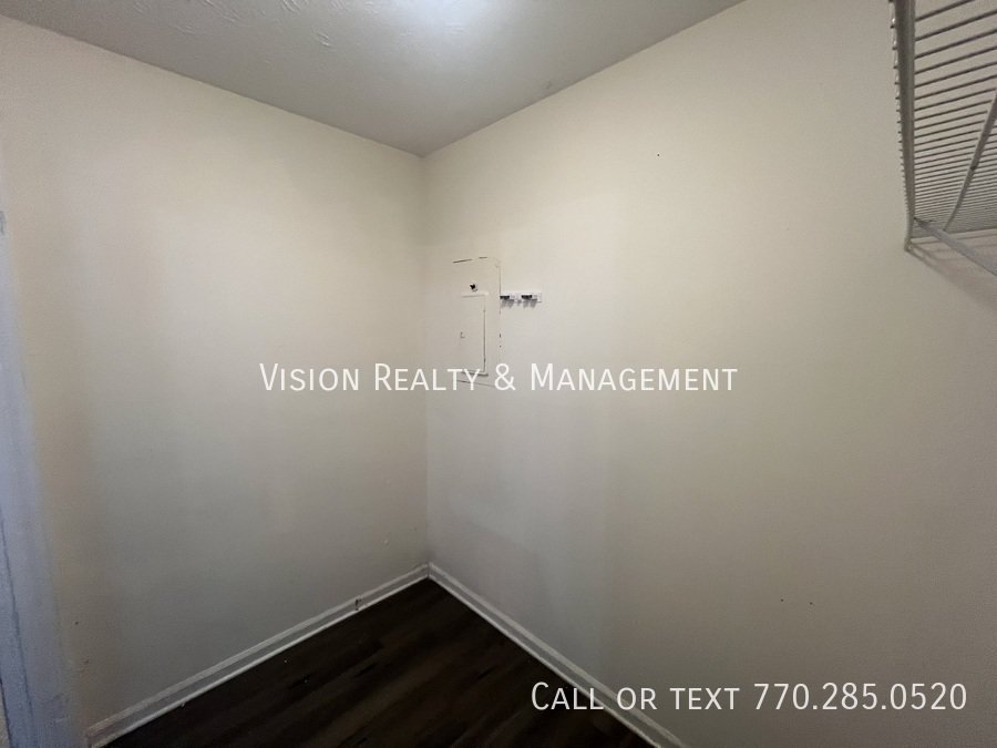 3Br/2Ba Carrollton Split-level property image