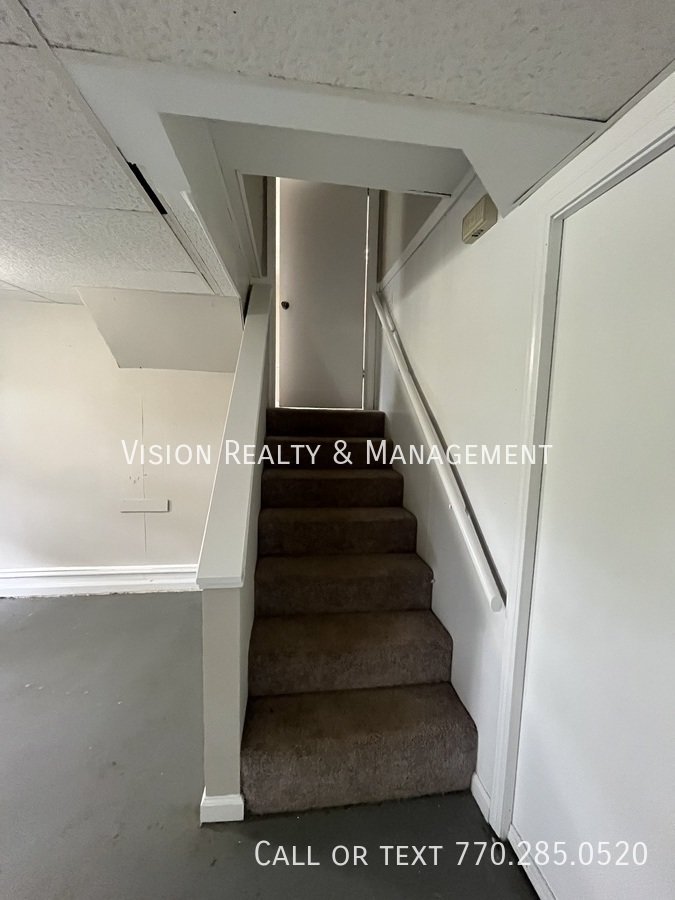 3Br/2Ba Carrollton Split-level property image