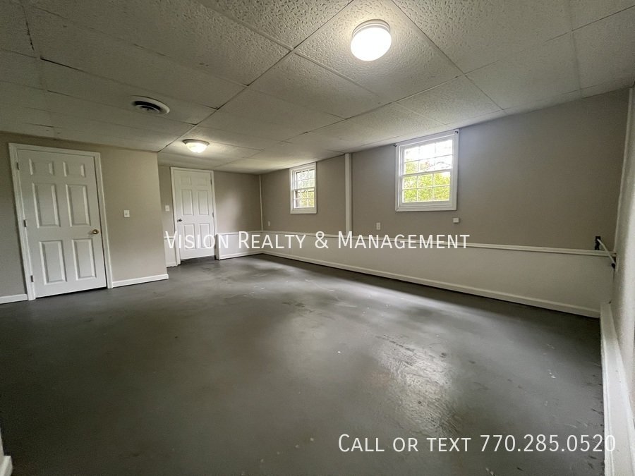 3Br/2Ba Carrollton Split-level property image