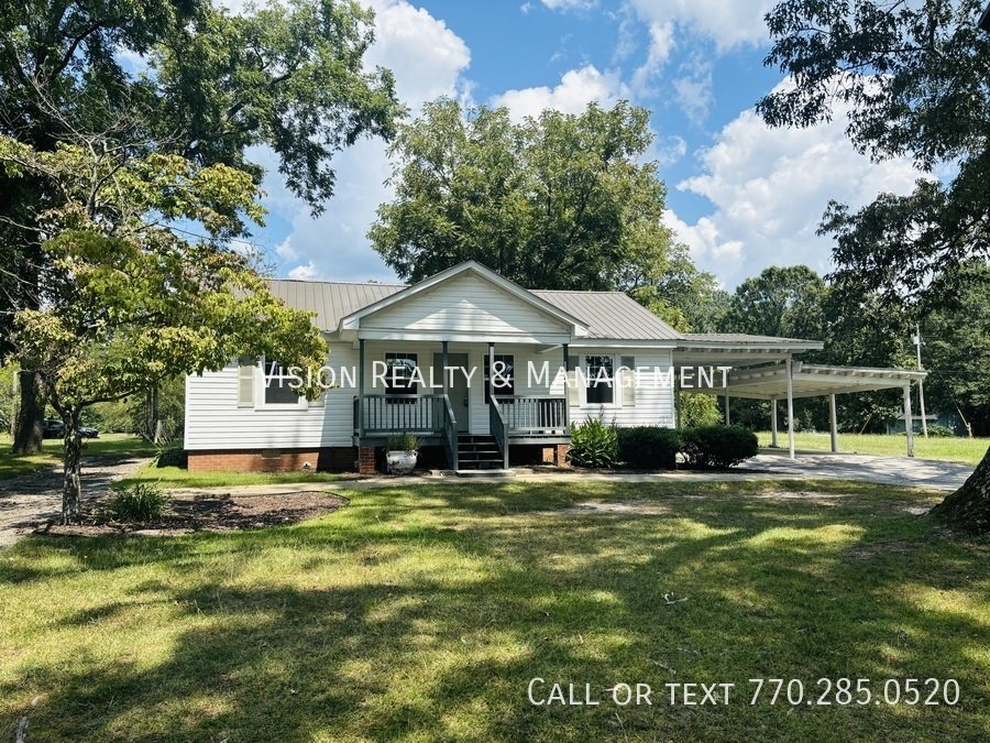 Charming 3 Bedroom/2 Bathroom Home on 1 Acre Lot property image