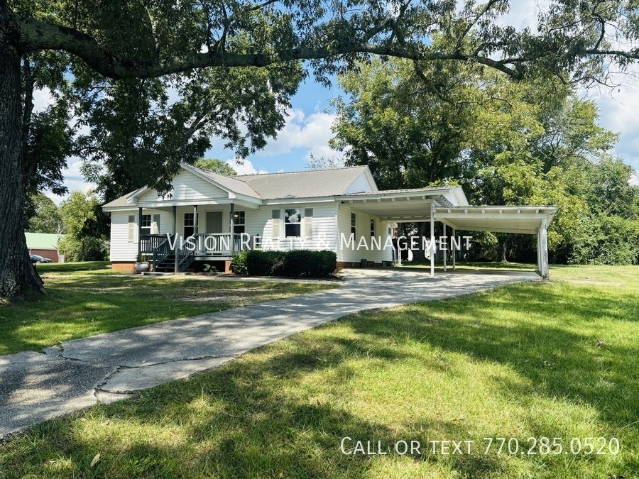 Charming 3 Bedroom/2 Bathroom Home on 1 Acre Lot property image