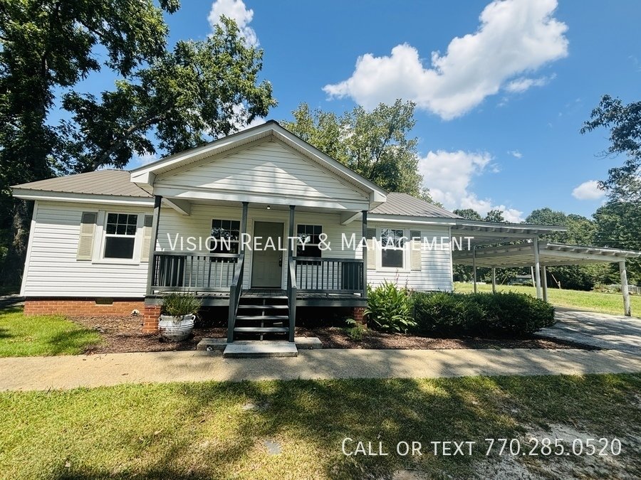 Charming 3 Bedroom/2 Bathroom Home on 1 Acre Lot property image