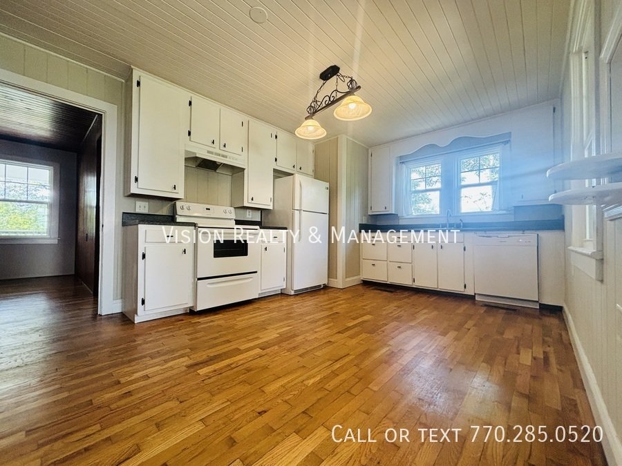 Charming 3 Bedroom/2 Bathroom Home on 1 Acre Lot property image