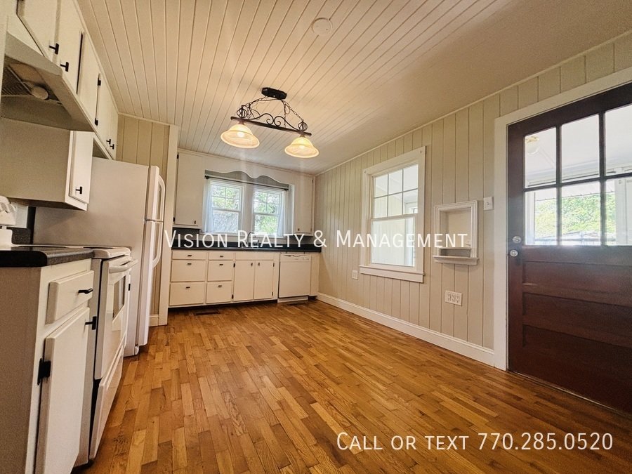 Charming 3 Bedroom/2 Bathroom Home on 1 Acre Lot property image