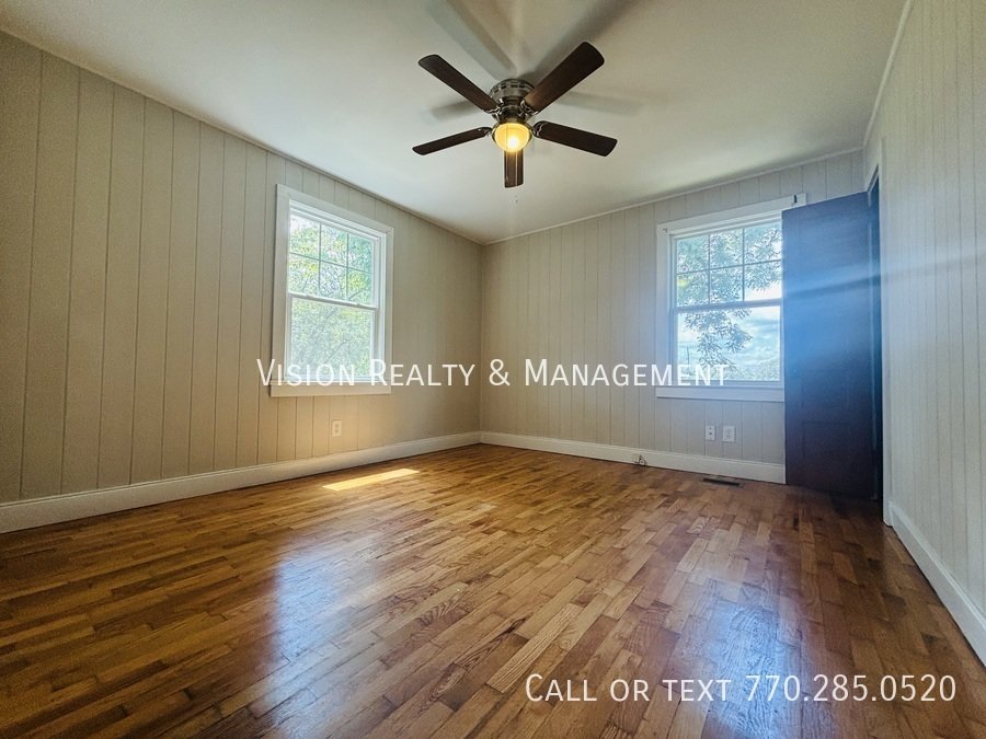 Charming 3 Bedroom/2 Bathroom Home on 1 Acre Lot property image