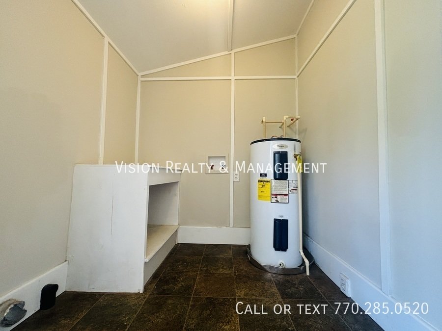 Charming 3 Bedroom/2 Bathroom Home on 1 Acre Lot property image