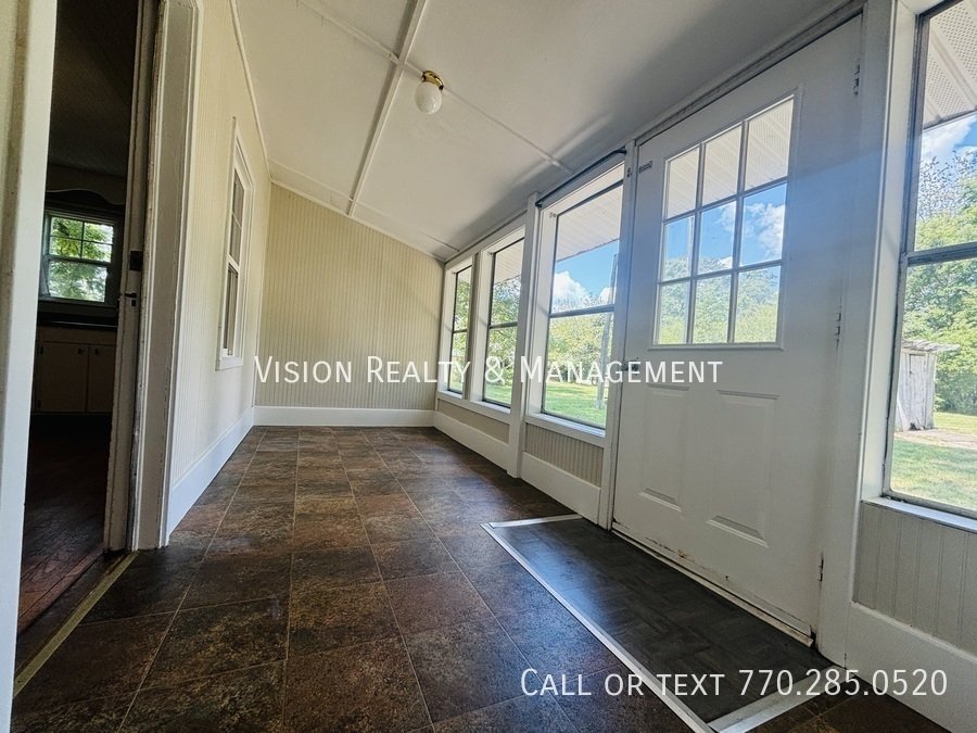 Charming 3 Bedroom/2 Bathroom Home on 1 Acre Lot property image