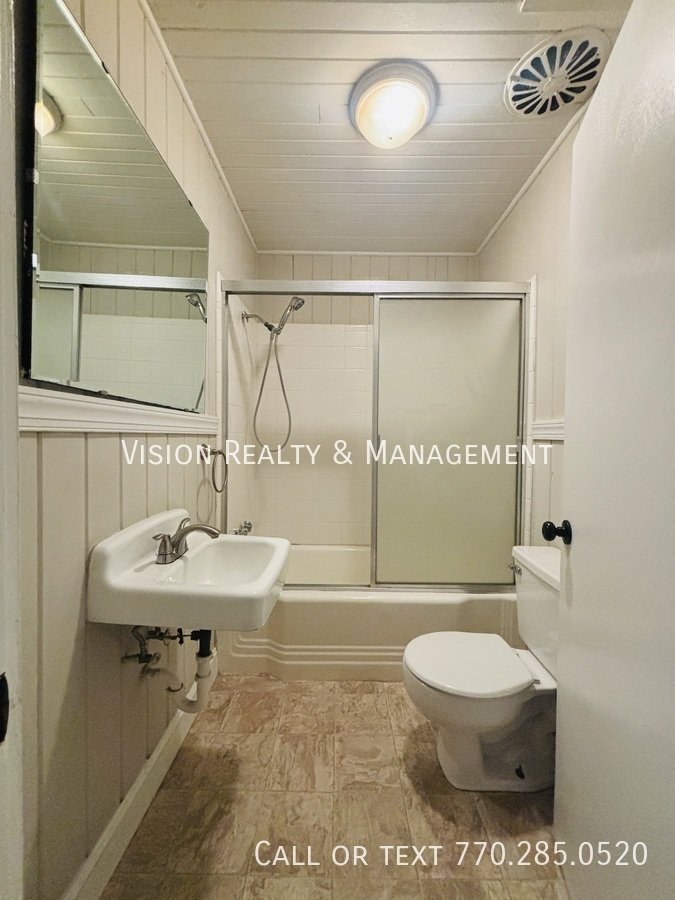 Charming 3 Bedroom/2 Bathroom Home on 1 Acre Lot property image