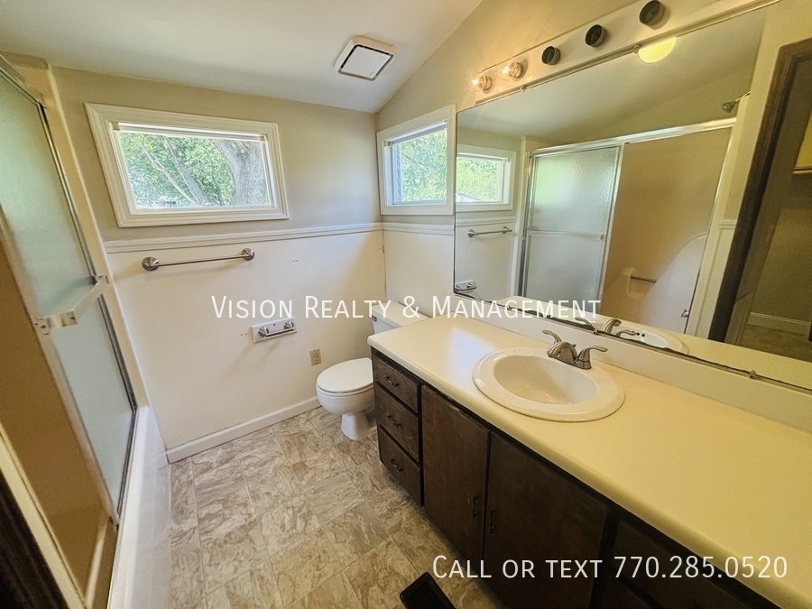 Charming 3 Bedroom/2 Bathroom Home on 1 Acre Lot property image