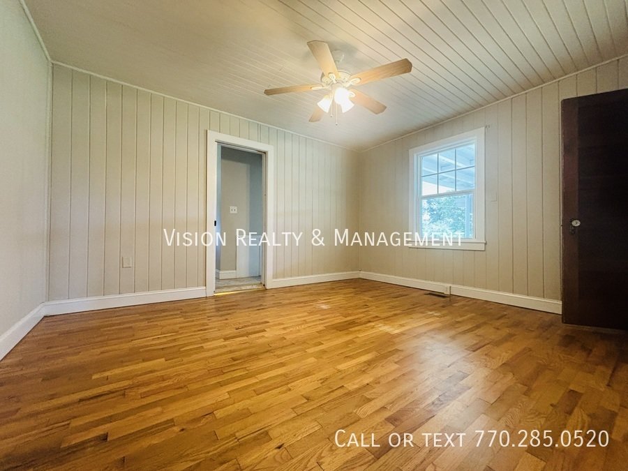 Charming 3 Bedroom/2 Bathroom Home on 1 Acre Lot property image
