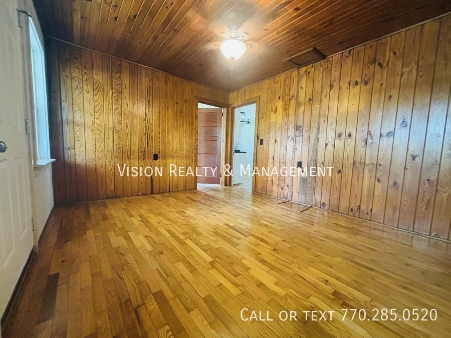 Charming 3 Bedroom/2 Bathroom Home on 1 Acre Lot property image