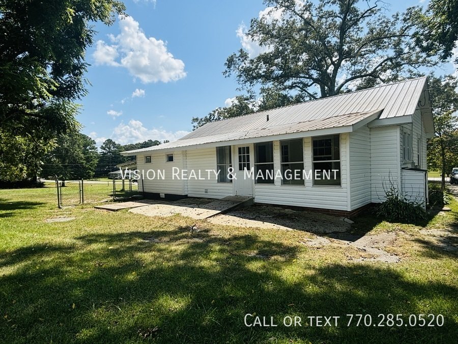 Charming 3 Bedroom/2 Bathroom Home on 1 Acre Lot property image