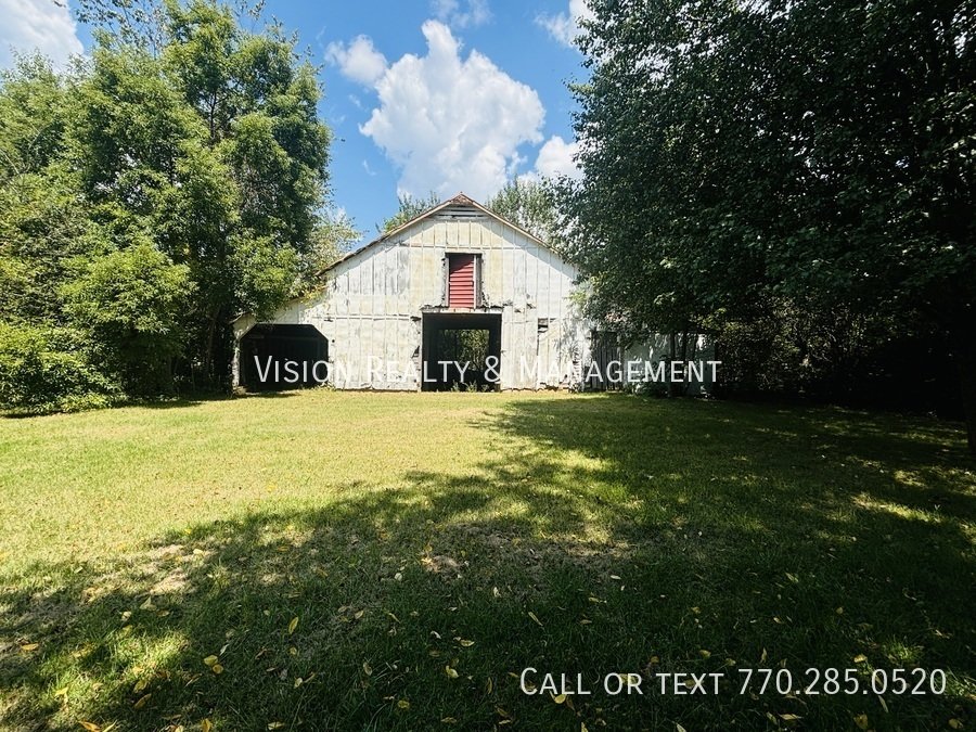 Charming 3 Bedroom/2 Bathroom Home on 1 Acre Lot property image