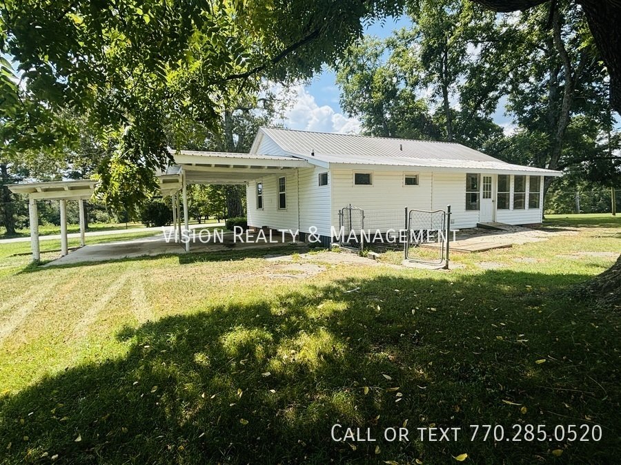 Charming 3 Bedroom/2 Bathroom Home on 1 Acre Lot property image