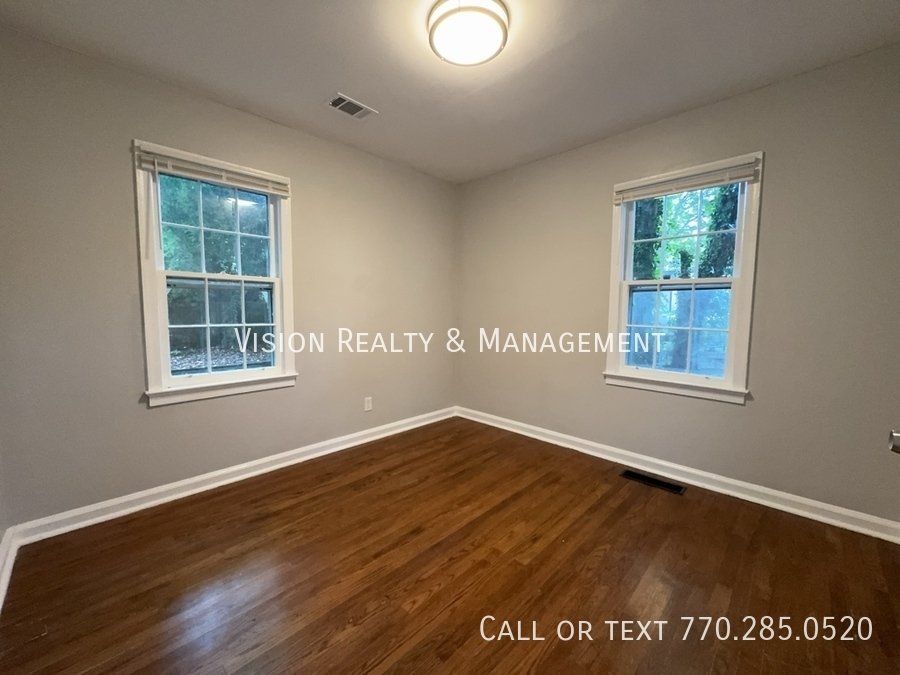 Newly Renovated 5bed/3bath property image
