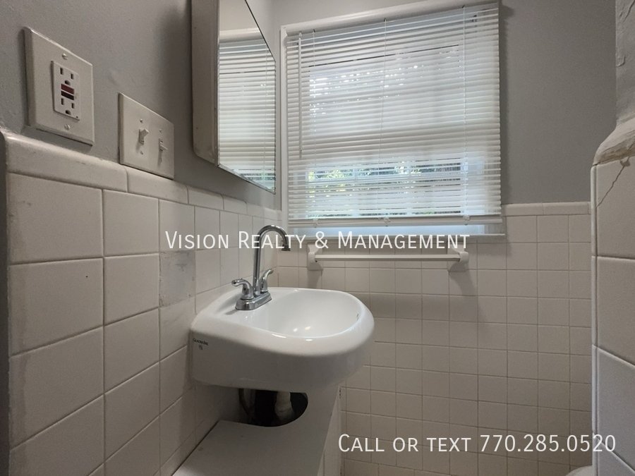 Newly Renovated 5bed/3bath property image