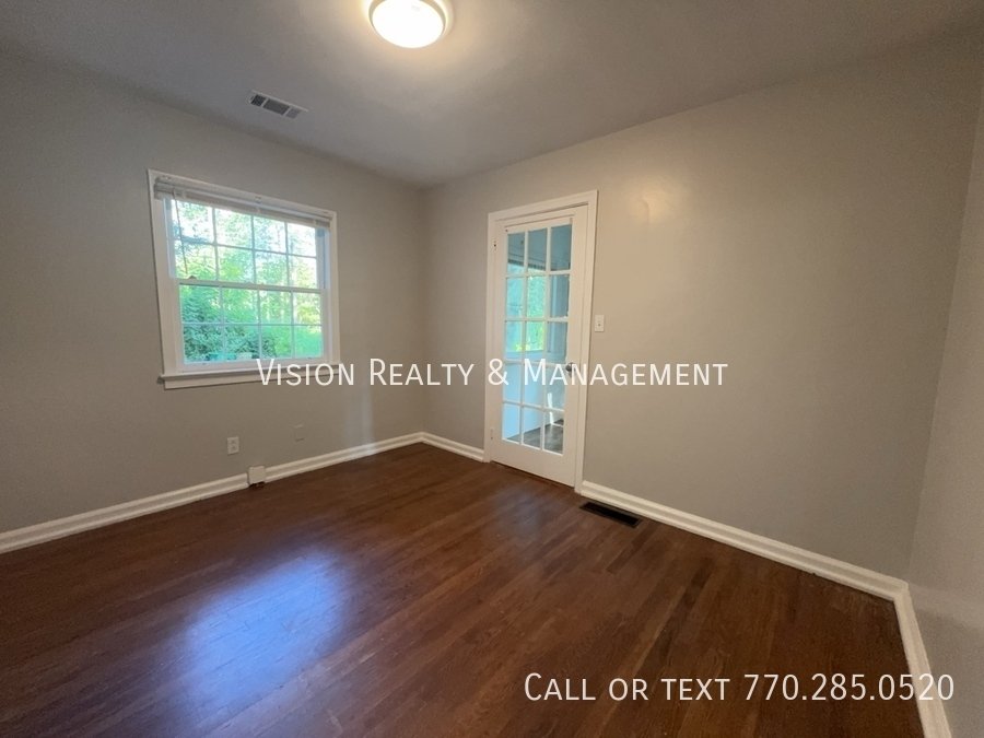 Newly Renovated 5bed/3bath property image